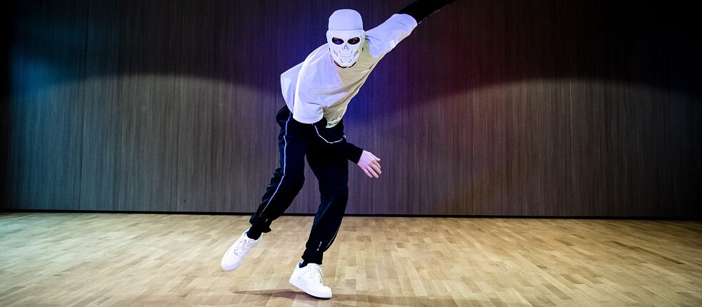 Und was gibt’s da so, auf TikTok? Zum Beispiel „avemoves“: Der Tänzer mit der Maske ist einer der Follower-stärksten deutschen TikTok-Influencer.