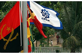 Die Flagge der Gemeinschaft der portugiesischsprachigen Länder, CPLP, inmitten der Fahnen ihrer Mitgliedsstaaten: Portugal, Brasilien, Angola, Mosambik, Guinea-Bissau, Kap Verde, Osttimor und Sao Tome & Principe 
