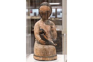 The wooden figure of an unknown artist from Angola, "Madonna with Child", was in the special exhibition "Der blinde Fleck. Bremen and Art in the Colonial Era" at the Kunsthalle Bremen. With this exhibition, a German art museum examined its history for the first time on the traces of the colonial era and the interweaving of commercial history, patronage and collection history. 