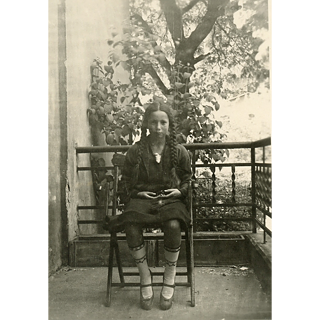 חנה ארנדט בילדותה, יושבת במרפסת. תאריך לא ידוע