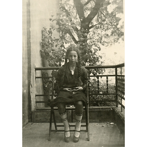 חנה ארנדט בילדותה, יושבת במרפסת. תאריך לא ידוע