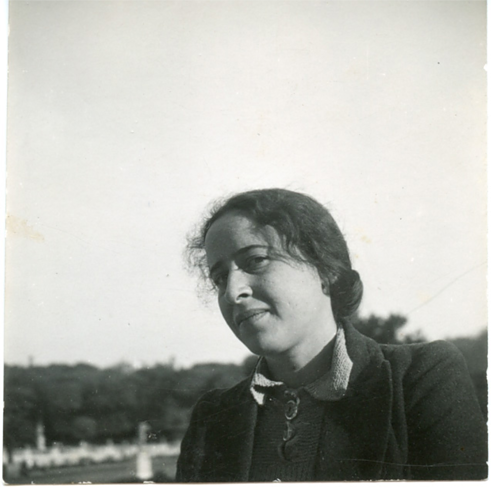 Hannah Arendt um 1930, Schnappschuss im Freien.