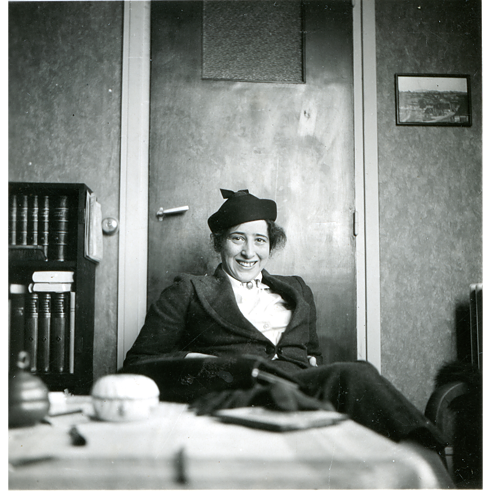 Hannah Arendt in einem Pariser Kaffeehaus. 1930's.