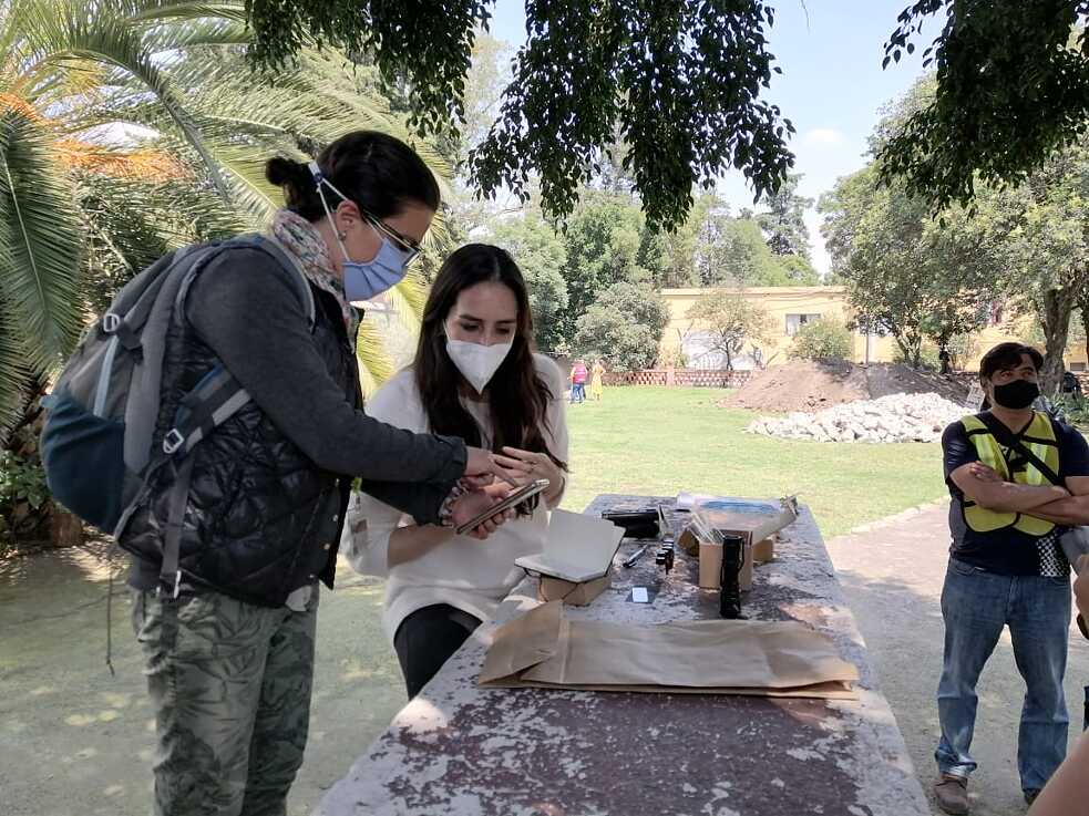 Lilian García-Alonso Alba realiza trabajo de campo con estudiantes del laboratorio.