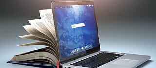 Laptop und Buch