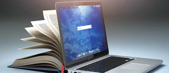 Laptop und Buch