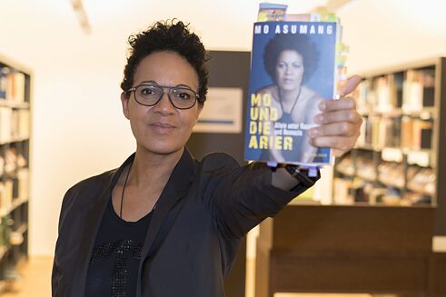 La autora, locutora televisiva y directora teatral afroalemana Mo Asumang presenta su libro: “Mo und die Arier. Allein unter Rassisten und Neonazis” (“Mo y los arios. Sola entre racistas y neonazis”).
