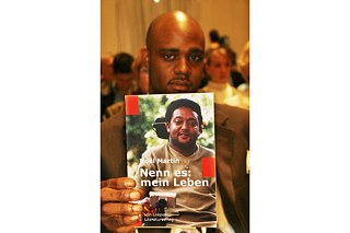 Negus Martin with his father's book “Nenn es: mein Leben” (Call it: my life). The colored Briton Noel Martin was the victim of a xenophobic attack in the German community of Mahlow (Teltow-Fläming) in 1996. The 47-year-old Noel Martin, who lives in Birmingham, England, has been paraplegic ever since. Through a fund he promotes youth exchange and is active against racism.