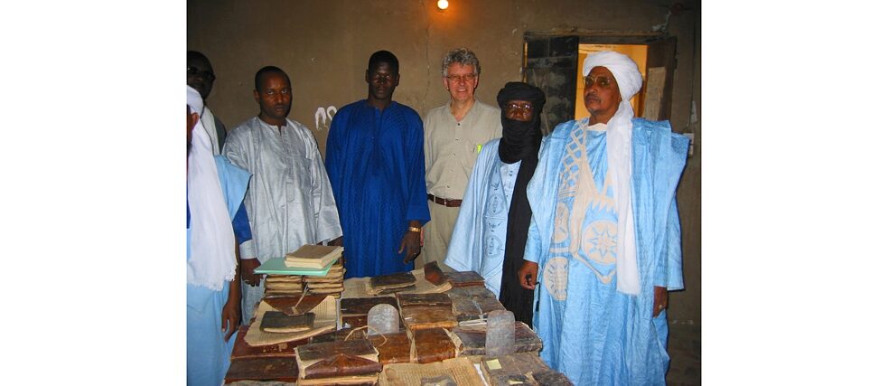 Achim von Oppen com descendentes de Sidi Ahmed el-Bakáy, estudioso que era amigo e protetor de Barth, na biblioteca dos Kunta, em Timbuktu, no ano de 2004.