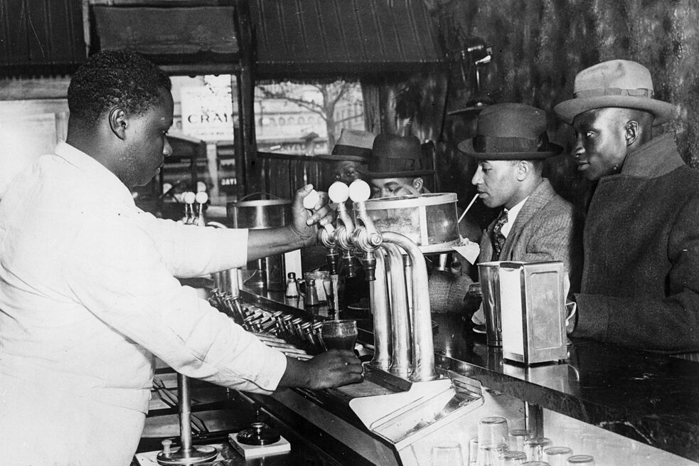 Rassismus – Bar nur für Farbige in Harlem, New York, um 1935 