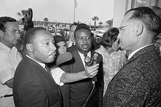Rassismus – Motelmanager James Brock, rechts, hält Martin Luther King, links, und Pfarrer Ralph Abernathy am 12. Juni 1964 an der Tür des Motelrestaurants in St. Augustine, Florida, an, als sie versuchten, mit einer Gruppe zum Mittagessen einzutreten. Die Integrationisten wurden verhaftet, als sie sich weigerten, das Gelände zu verlassen.