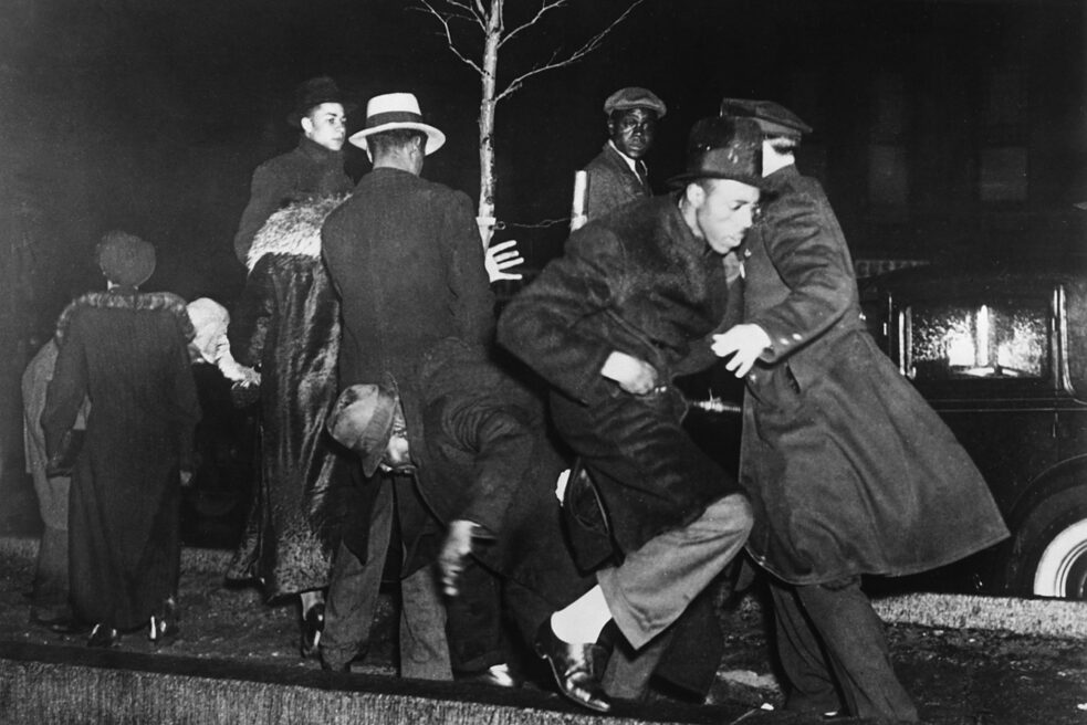 Rassismus – Straßenkämpfe zwischen Schwarzen und der Polizei in Harlem, New York, 1935. Anlass war ein Gerücht, dass ein Schwarzer an Misshandlungen durch die Polizei gestorben sei, die Straßenkämpfe forderten 21 Todesopfer. 