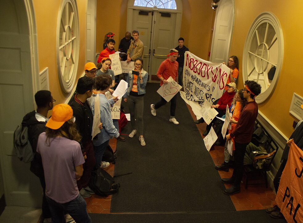 Studierende protestieren vor der Aula 