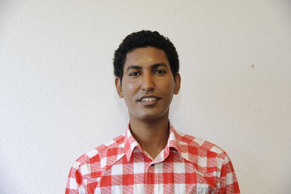In his book "Hope in the heart, freedom in mind" Zekarias Kebraeb tells the unimaginable story of his flight from Eritrea to Germany. He was only seventeen when he fled from the domestic military dictatorship, and his odyssey to Europe lasted four years. The journey took him through Sudan, across the Sahara to Libya and from there across the Mediterranean - a true hellish trip, full of danger and privations, where it was completely uncertain whether and how Zekaria's Kebraeb would survive the escape. 