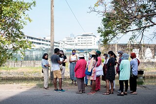 This walking tour led by Phusathi Liyanaarachchi and Zul Luthufi around Wellawatta narrates a history of labour unrest, feminist engagement through The Polytechnic, as well as memorializing the Black July 1983 pogrom, traversing neighbourhood stories from residents’ perspectives and migratory histories from the colonial period into the present day. Photography: Lojithan Ram 