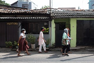 This walking tour led by Phusathi Liyanaarachchi and Zul Luthufi around Wellawatta narrates a history of labour unrest, feminist engagement through The Polytechnic, as well as memorializing the Black July 1983 pogrom, traversing neighbourhood stories from residents’ perspectives and migratory histories from the colonial period into the present day. Photography: Lojithan Ram 