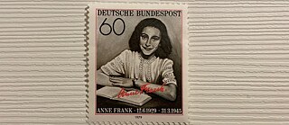 Anne Frank Briefmarke © ©Foto: Goethe-Institut Barcelona Anne Frank Briefmarke