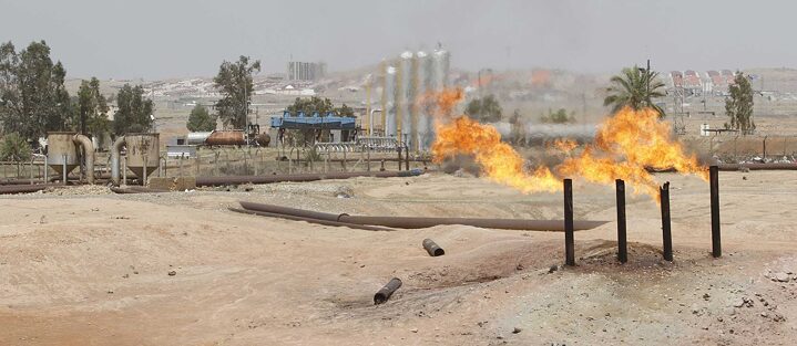 Dargestellt ist die wie Erdgas innerhalb von Erdölanlagen verbrannt wird in Kirkuk.