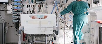 Doktor und Krankenhauspatient