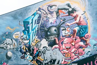 It isn’t just that there’s a long tradition of collaborative works by different artists on the graffiti scene – you could even say that community projects are one of their cornerstones. No less than 17 artists were involved in the creation of Nuremberg’s largest mural, entitled “Gostenhof lebt” (Gostenhof lives). New artworks both large and small are constantly appearing all around the mural, some of them during the street art festival “Betonliebe” (concrete love). Artists: Jeff Soto, joemadethis, disko, cubr11, KL52, Zolar7, Felixpensel, KidDBow | Title: Gostenhof lebt | Location: Fürther Straße 63, Nuremberg