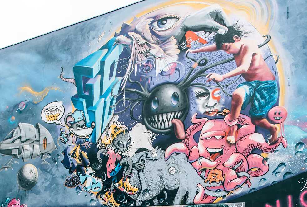 It isn’t just that there’s a long tradition of collaborative works by different artists on the graffiti scene – you could even say that community projects are one of their cornerstones. No less than 17 artists were involved in the creation of Nuremberg’s largest mural, entitled “Gostenhof lebt” (Gostenhof lives). New artworks both large and small are constantly appearing all around the mural, some of them during the street art festival “Betonliebe” (concrete love). Artists: Jeff Soto, joemadethis, disko, cubr11, KL52, Zolar7, Felixpensel, KidDBow | Title: Gostenhof lebt | Location: Fürther Straße 63, Nuremberg