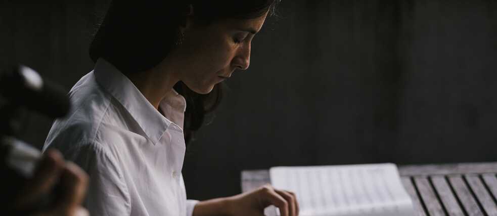 Die Pianistin Joana Gama liest die Partitur von Das Buch der Klänge