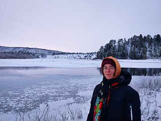 Marie-Andrée am Fluss Anárjohka in Gáregasnjárga