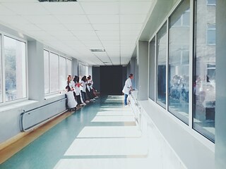 Krankenhausflur mit zwei Gruppen