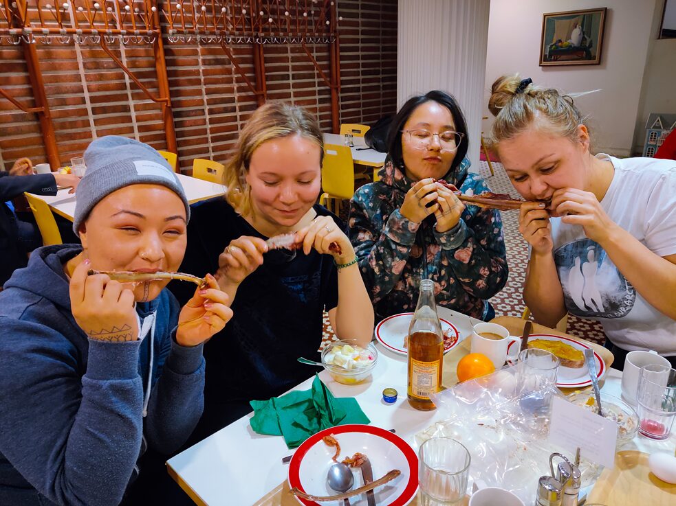 Aka Niviâna, Sunna Nousuniemi, Asinnajaq og Dine Arnannguaq Fenger Lynge spiser reinsdyrribbe og forbereder seg til den andre dagen av The Right to Be Cold*-møtet i Helsingfors. 