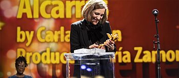 L’Orso d’oro 2022 per il miglior film è andato ad “Alcarràs” di Carla Simón, in foto alla momento della premiazione.