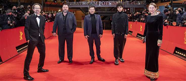 Mariette Rissenbeek, Carlo Chatrian und Filmteam „Peter von Kant“ bei der Berlinale Eröffnung 2022