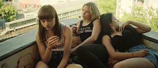 Drei Mädchen sitzen