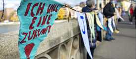 A pennant garland with the inscription "I want the future".