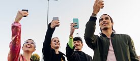  Junger Erwachsene machen Selfies mit dem Smartphone.