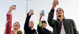  Young adults take selfies with the smartphone. 