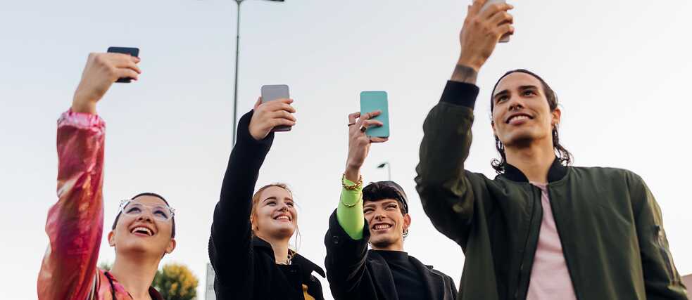  Young adults take selfies with the smartphone. 