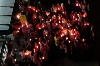 Studentinnen, Beschäftigte und Lehrer*innen der AUW (Asian University for Women) marschierten an jenem Abend um den Block. Ich war glücklich, dass die Universität ebenso wie andere Universitäten weltweit nicht nur ein Ort für akademische Veranstaltungen und extracurriculare Aktivitäten sein konnte, die sich gut im Lebenslauf machen, sondern ebenso ein Ort des Ausdrückens und des Fortschritts. Es war leicht, jede Studentin als eine Führungspersönlichkeit zu betrachten.