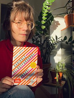 Svenja Gräfen sa narodila v meste Daun v Porýní-Falcku v roku 1990 a píše prózy, eseje a scenáre.