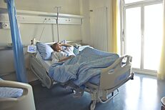 Patientin liegt im Krankenbett