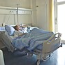 Patientin liegt im Krankenbett