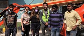 Die Künstlerinnen Aashti Miller und Greta von Richthofen mit ihren indischen Mitarbeitern auf dem Gelände des Projekts Graphic Travelogues #Murals im Lodhi Art District in Delhi (von links: Mahesh Kamble, Aashti Miller, Greta von Richthofen, Rajan, Ramesh Kumar, Israr Ahmad)