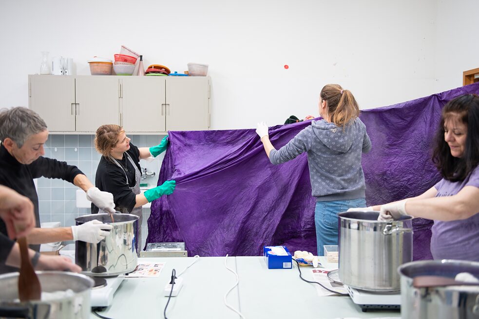 In einem gemeinsamen Workshop wurde in Zusammenarbeit mit Kolleg:innen des Museums Ruth Buchanans Arbeit 'Spiral Time', 2022, produziert sowie Teile der Uniformen des Besucherdienstes gefärbt.