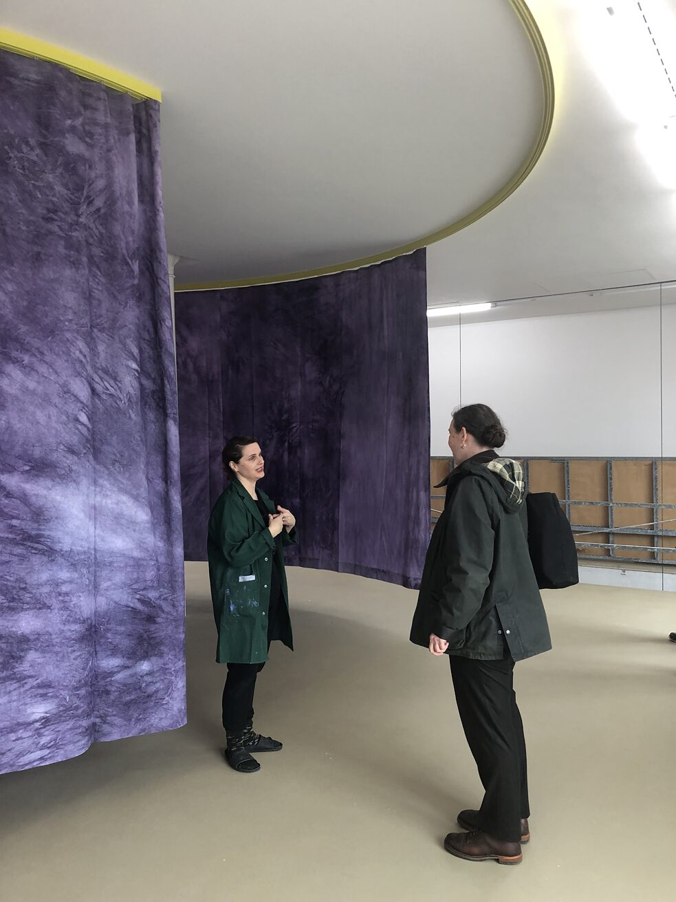 Ruth Buchanan mit 'Spiral Time', 2022, im Gespräch mit der Künstlerin Sandra Knecht während des Aufbaus im Kunstmuseum Basel.