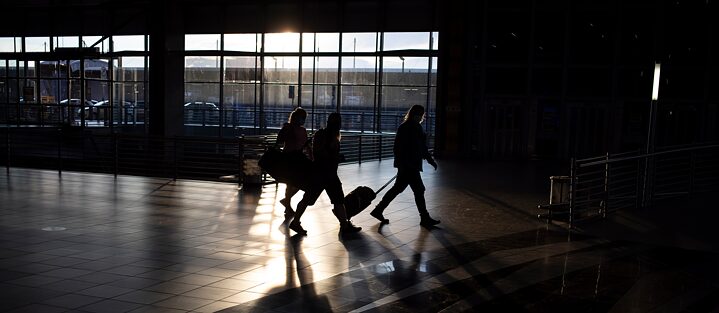 Reisende gehen zu den Check-in-Schaltern am OR Tambo International Airport Johannesburg, Südafrika.