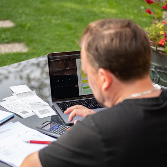 Ein Mann sitzt zu Hause im Garten und arbeitet am Laptop. Aufnahmedatum: 13.09.2021. 