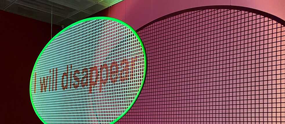 In addition to online services, visitors can also visit the exhibitions of the National Museum of Modern and Contemporary Art (MMCA) in Seoul on site - and see works such as "I Will Disappear" by the Korean artist Kim Sang-jin.