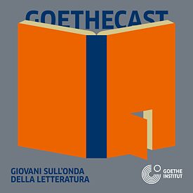 Das Podcast-Cover zeigt die Illustration eines aufgeschlagenen und aufgestellten Organe-farbenen Buches mit blauem Einband, auf dessen Frontseite eine kleine Tür geöffnet ist. Über der Illustration ist steht der Podcasttitel Goethecast. In der unten linken Ecke des Quadratischen Covers steht: Giovani Sull'onda della Letteratura.