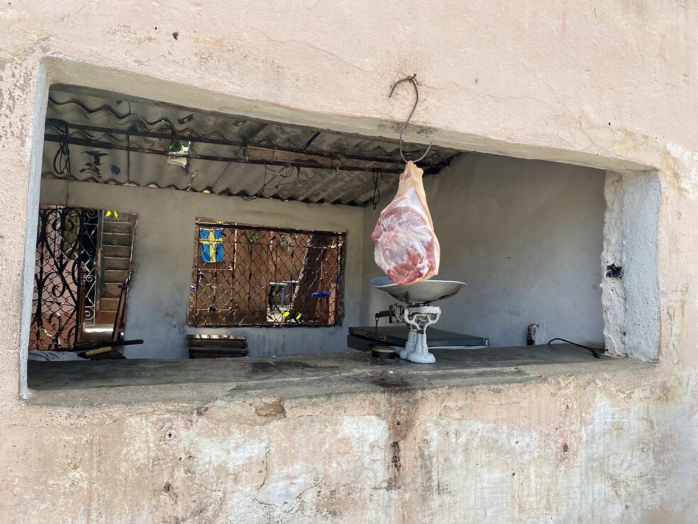 Trinidad. Wer sich kein Fleisch leisten kann, kann oben auf der Terrasse zumindest einen Kaffee bekommen. Den gibt es auch nicht überall.