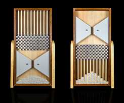 Recreation of the Galton box: The falling beans’ distribution always repeats the bell curve. 
