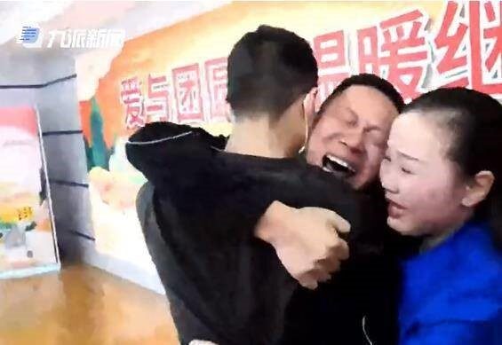 Sun Zhuo mit seinen biologischen Eltern